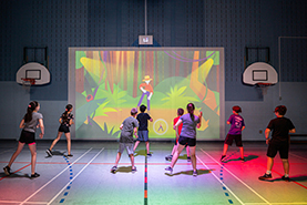 Enfants souriants et heureux pendant un jeu.