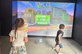 Groupe d'enfants travaillant ensemble sur un projet.