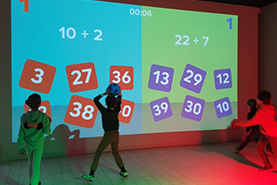 Enfant concentré sur une activité créative.